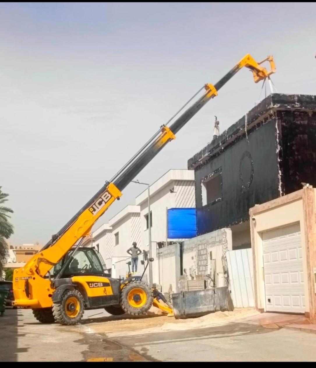 JCB يرفع كرفان في حي سكني بالرياض